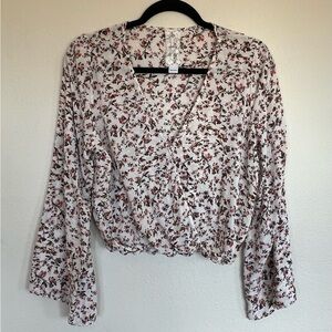 Sadie & Sage White Wrap Blouse Floral Print Women’s Size L Bell Sleves